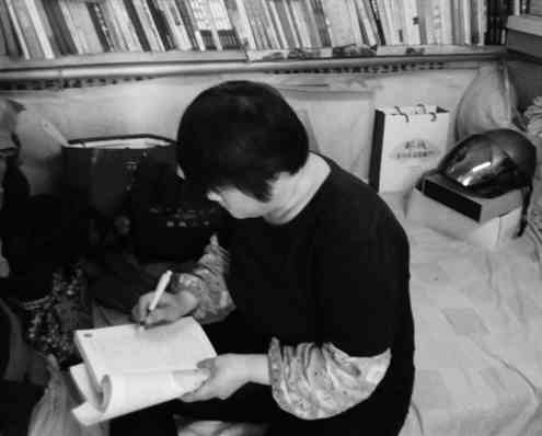 李雪峰正在读书创作（受访者供图）